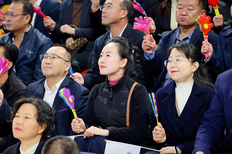 高喊着口号, 民健身的具, 场地是标准 高喊着口号, 民健身的具, 场地是标准