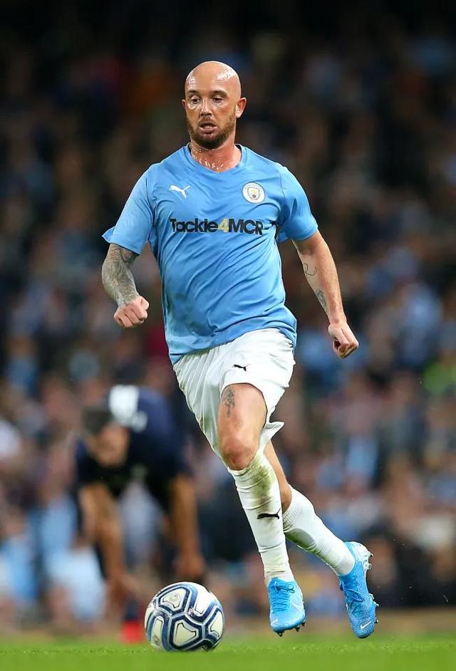 公园踢球 公园踢球